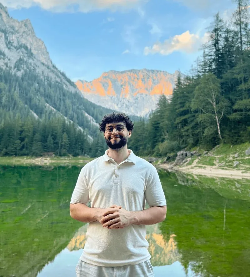 Daniel Remetan im Freien an einem Bergsee